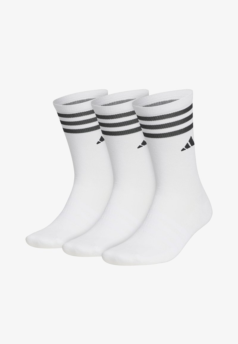 Tři páry bílých sportovních ponožek s černými pruhy nahoře a logem Adidas, s vroubkovanou texturou a vyztuženou špičkou.