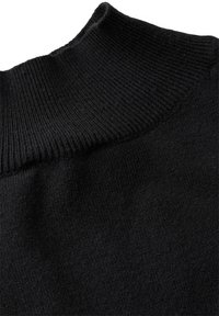 Schwarzer Pullover mit hohem, geripptem Kragen und weicher Textur. Das Material wirkt gestrickt mit einer glatten Oberfläche. Einfaches, klassisches Design.