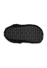 Czarna podeszwa klapek Crocs z teksturowanym futrzanym wykończeniem. Zawiera powtarzające się logo "crocs" na gumowej powierzchni, z wyraźnym kształtem i puszystym konturem.