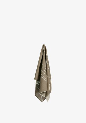 Bruine stof met witte abstracte lijnpatronen hangend tegen een witte achtergrond.