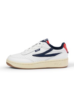Baskets en cuir blanc avec des accents navy et un design perforé. Présentent une semelle plateforme beige clair et un détail de talon rouge. Logo Fila visible.