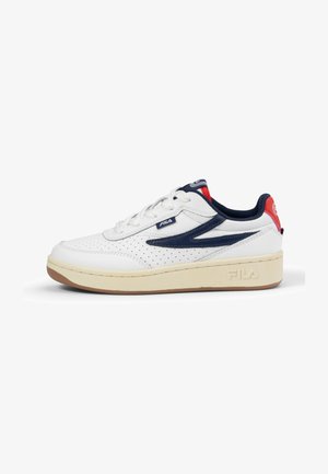 Weißes Leder-Sneaker mit marineblauen Akzenten und perforiertem Design. Verfügt über eine hellbeige Plattformsohle und einen roten Fersenakzent. Fila-Logo sichtbar.