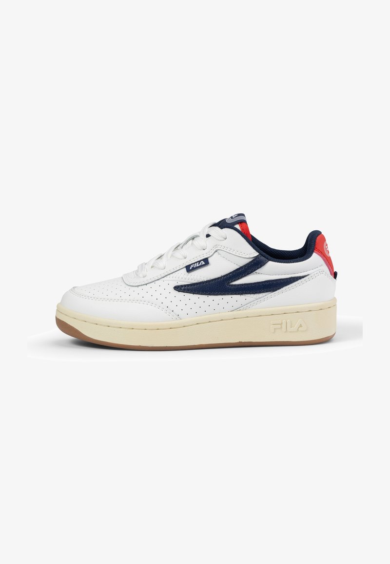 Sneaker in pelle bianca con accenti blu navy e design perforato. Presenta una suola platform beige chiaro e un dettaglio sul tallone rosso. Logo Fila visibile.