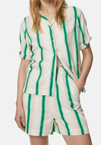 Kurzarmpfshirt mit Knöpfen und Shorts-Set in Creme mit grünen und pinken vertikalen Streifen, mit einer Tasche und elastischem Bund.