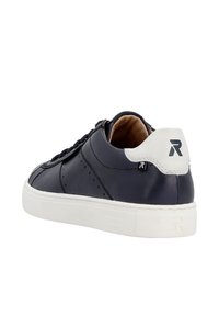 Sneaker in pelle blu con accento bianco sul tallone, superficie texturizzata e dettagli perforati. Caratterizzato da una suola in gomma bianca e logo nero sul tallone.