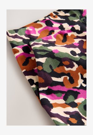 Material textil camuflat multicolor, cu nuanțe de roz, verde, maro și negru, având o textură moale și un design fluid.