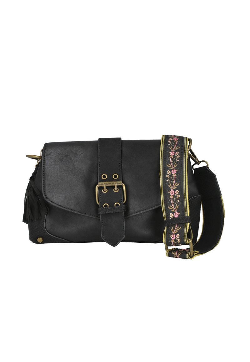 Bolso cruzado de cuero negro con herrajes de latón, cierre de hebilla y una correa bordada con un patrón que presenta diseños florales.