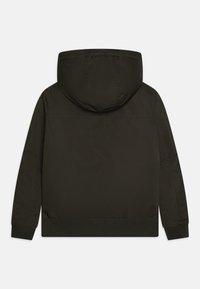 Svart huvjacka med slät yta, ribbade muddar och fåll. Har en enkel design, lämplig för vardags- och utomhusbruk.