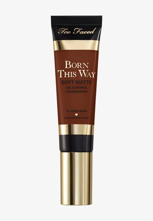 Too Faced Born This Way Soft Matte oil control foundation tube met gouden en zwarte accenten, 24 uur houdbaar, bevat hyaluronzuur.