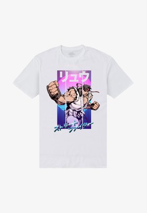 Bílý bavlněný tričko s grafikou postavy s svalnatou postavou, sevřenou pěstí a japonským textem na barevném pozadí.