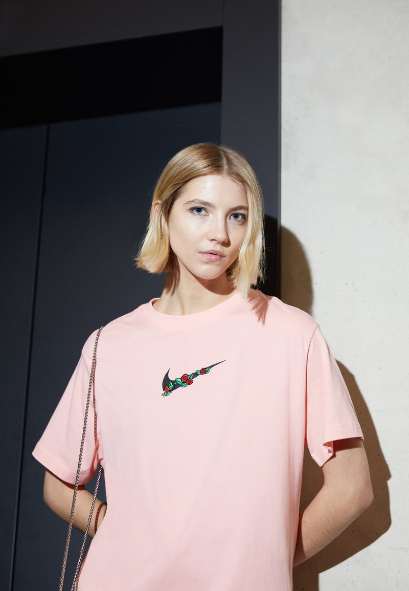 Damen T-Shirts | Nike Sportswear TEE V DAY T-Shirt print bleached coral/rosa - NO11369 Damen T-Shirts | Nike Sportswear TEE V DAY T-Shirt print bleached coral/rosa - NO11369
