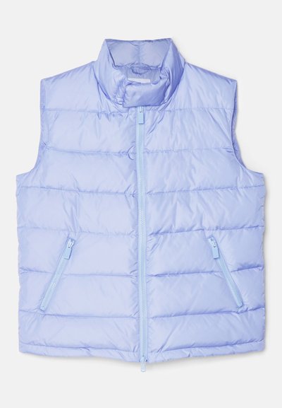 Hellblaues Pufferweste mit hohem Kragen, horizontalem Steppmuster und zwei Reißverschlusstaschen. Glatte, glänzende Stoffoberfläche.