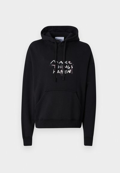 Schwarzer Kapuzenpullover mit einer vorderen Kängurutasche. Mit weißen und hellen gestickten Text, der sagt "MACH DINGE WIRKLICH."