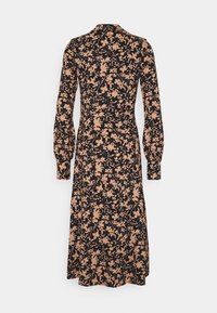 Svart klänning med blommönster i beige; har långa ärmar, krage och en figursydd midja som vidgar sig i fållen.