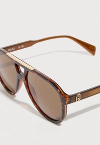 Barna teknőcpáncél napszemüveg, téglalap alakú, átmenetes lencsékkel, aranyszínű díszítéssel a szemöldökpánton és texturált szárakkal.