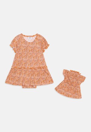 Oranges Blumenmusterkleid mit kurzen, gerafften Rüschenärmeln und tailliertem Schnitt. Inklusive passendem Haaraccessoire. Weicher Stoff mit verspieltem Muster.