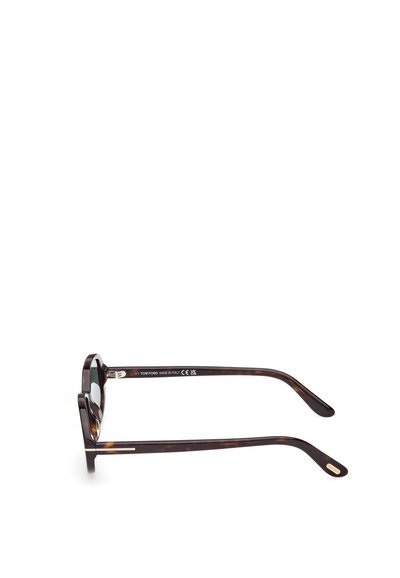 Gafas de sol de carey con una montura gruesa, lados angulados y lentes oscuras. Presenta detalles dorados en la montura y las patillas.