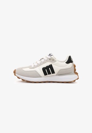 Zapatilla deportiva en gris claro y blanco con acentos en negro. Cuenta con una parte superior texturizada, diseño de cordones y una suela de goma con un patrón de tracción.