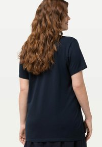 Ulla Popken DOG SHORT SLEEVE SPLIT NECK GRAPHIC  - Camiseta estampada - navy blue
