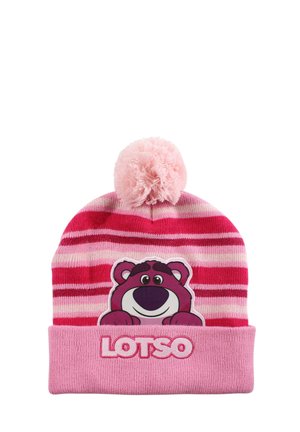 Cappello lavorato a maglia rosa a righe con pon pon, con la faccia sorridente di un orso viola e la parola "LOTSO" ricamata sul risvolto.