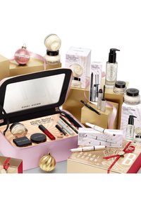 Zestaw kosmetyków Bobbi Brown w różowej kosmetyczce z lustrem, zawierający produkty do pielęgnacji skóry i kosmetyki, ułożony w złotym opakowaniu z ozdobnymi akcentami.