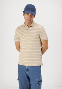 Tommy Hilfiger LIQUID SEASONAL - Polo - sandalwood/ecru