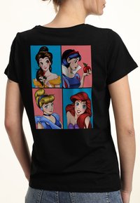 Svart t-shirt i bomull med fyra karaktärsporträtt på baksidan: Belle, Snövit, Askungen och Ariel, i färgglada rutor.