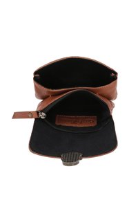 Smeđa kožna torbica s crnom materijalnom unutrašnjošću. Ima zip džep, kopču na druker i oznaku s logotipom. Glatka tekstura, zaobljen oblik.