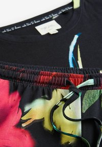 Unausgewählt, black floral