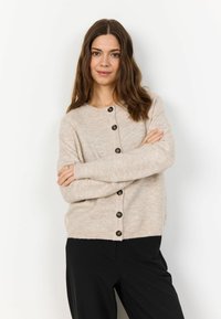Beige pletený kardigan s kulatým výstřihem, s tmavými knoflíky vpředu a žebrovanými manžetami. Měkká textura, uvolněný střih.