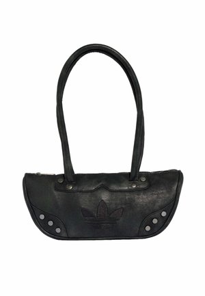 Sac à épaule en cuir noir avec longues poignées, coins inférieurs arrondis, clous métalliques et un logo Adidas trefoil embossé au centre avant.