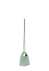 Bolso tejido en verde menta con una forma estructurada, asas cortas y una correa larga de cadena. Textura suave con un patrón repetitivo.