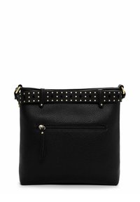 Sort skuldertaske i læder med tekstureret finish, udstyret med en nittebesat rem og en udvendig lynlåslomme. Enkel, rektangulær form.