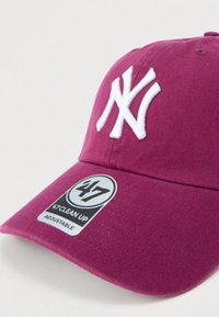Μαρόν καπέλο μπέιζμπολ με καμπύλη βίζιρα, που διαθέτει λευκό κεντημένο λογότυπο "NY". Ρυθμιζόμενο λουράκι και ορατή υφή υφάσματος.