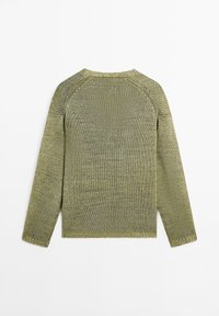Olijfgroen gebreid sweater met lange mouwen, geribbelde halslijn en boorden, en een textuurafwerking. Kenmerkt zich door een relaxed fit en raglanmouwen.