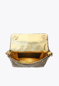 Borsa a pochette in oro metallico con superficie texture, chiusura a zip e un interno con fodera liscia e etichetta con logo. Decorata con dettagli in catena.