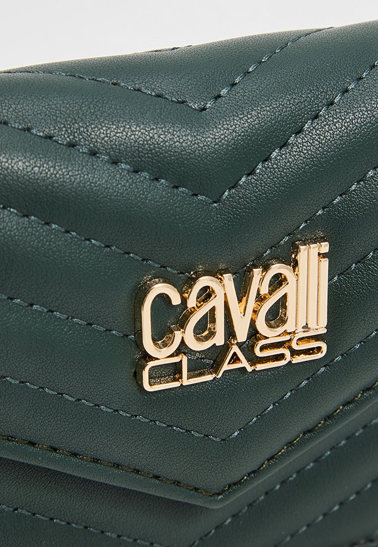 Sac à main en cuir à motif chevron vert avec logo doré "cavalli CLASS" et surpiqûres contrastantes le long des bords.