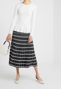 Steffen Schraut Stickad tröja - off-white