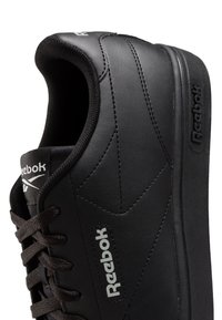 Mustat Reebok-lenkkarit, joissa on sileä nahkapintainen ulkopinta, pyöreä kärki, pehmustettu kaulus ja ruskeat nauhat, joissa on hopeinen logo sivussa.