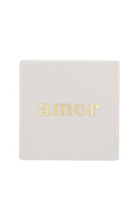 Scatola decorativa quadrata di un rosa chiaro opaco con un'incisione in oro "amor". Presenta una texture semplice e liscia e bordi puliti.
