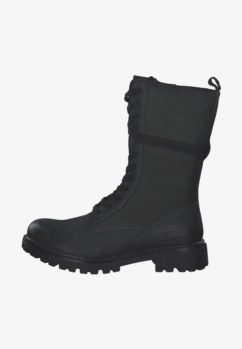 Černý kožený šněrovací boot se zaoblenou špičkou, texturovaným svrškem, robustní podrážkou a poutkem na zadní straně, navržený pro odolnost a pohodlí.