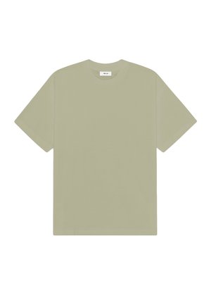 T-shirt semplice in cotone verde oliva chiaro a maniche corte con scollo rotondo e piccola etichetta bianca all’interno del colletto.