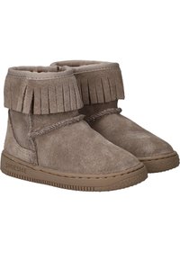 Bruine suède enkellaarsjes met franjen, een gestructureerd oppervlak, gestikte details en rubberen zolen. Het merk is aan de zijkant te lezen als "SHOESME."