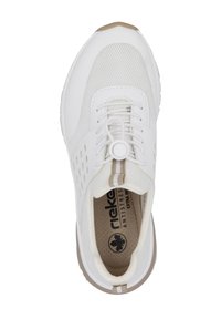 Weißer Sportschuh mit Mesh-Obermaterial, rundem Zehenbereich, Schnürsenkeln und Gummisohle. Innen verfügt er über eine beige Stoffauskleidung und ein Logo.