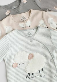 Trei bodysuituri pentru bebeluși: gri cu imprimeu de oi, roz cu imprimeu de oi și gri deschis cu dungi, având aplicație de oaie pufoasă și textul "Baa-Baa".