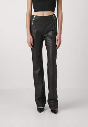 Pantalons en simili cuir noirs à taille haute, dotés de poches zippées argentées et d'une coupe ajustée. Texture lisse et forme évasée.