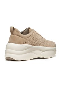 Sneaker beige chiaro con tomaia in suede intrecciato, suola intermedia bianca e spessa, e suola texturizzata con linguetta posteriore.