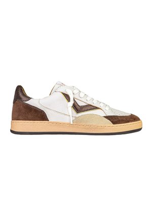 Sneaker basse in pelle bianca, dettagli in suede marrone, bordo in suede beige, lacci bianchi e suola in gomma beige con suola esterna nera.