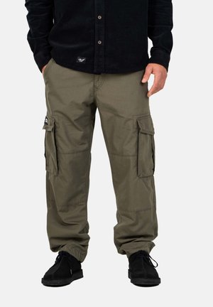 Olivgrüne Cargo-Hose mit mehreren Seitentaschen, elastischen Bündchen und einer lockeren Passform. Tragen Sie dazu ein schwarzes Hemd mit Knöpfen und schwarze Schuhe.