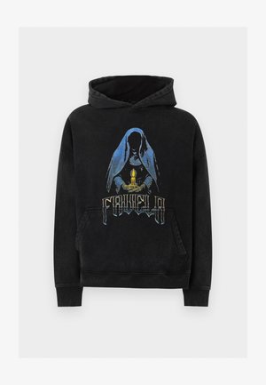 Μαύρο φούτερ με κουκούλα με γραφικό μιας φιγούρας με κουκούλα που κρατά μια λαμπερή κερί και στυλιζαρισμένο κείμενο κάτω από τη φιγούρα μπροστά.